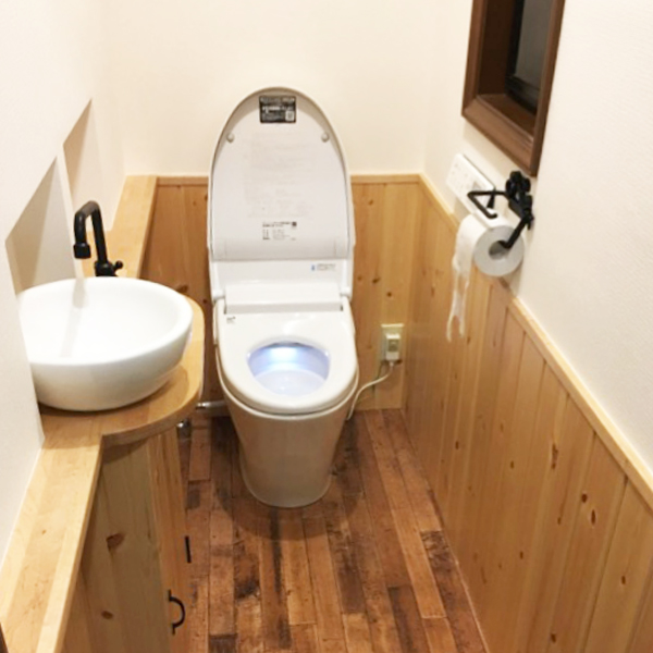 トイレもおしゃれに快適に 造作でトイレのリノベーション 無垢スタイルのリノベリフォーム